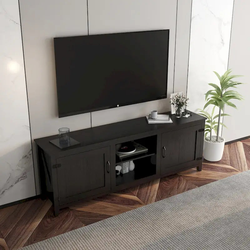 Mueble de TV negro de 70.08" con puertas y compartimentos abiertos para televisores de 60"