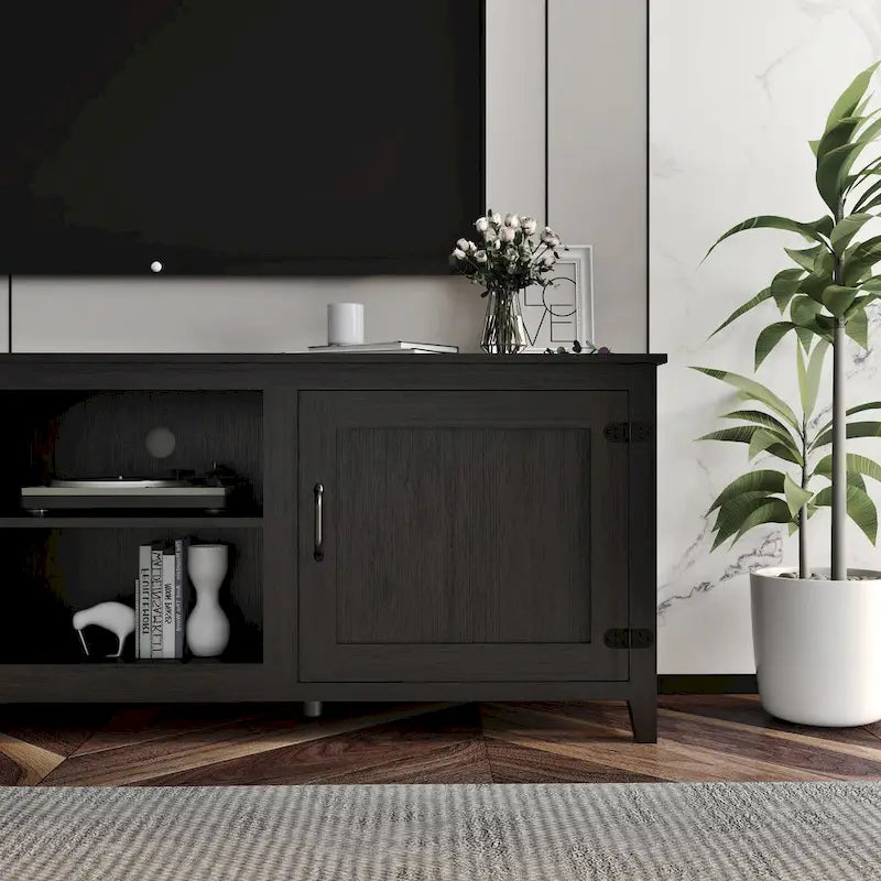 Mueble de TV negro de 70.08" con puertas y compartimentos abiertos para televisores de 60"