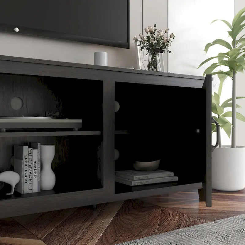 Mueble de TV negro de 70.08" con puertas y compartimentos abiertos para televisores de 60"
