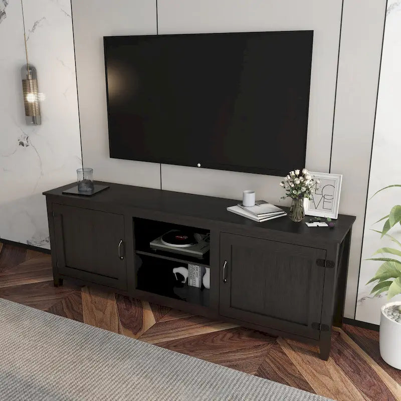 Mueble de TV negro de 70.08" con puertas y compartimentos abiertos para televisores de 60"