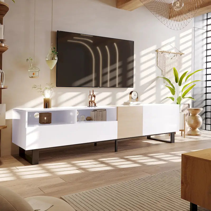 Mueble de TV de 70.9 pulgadas blanco y natural con almacenamiento y puerta abatible para televisores de hasta 80 pulgadas