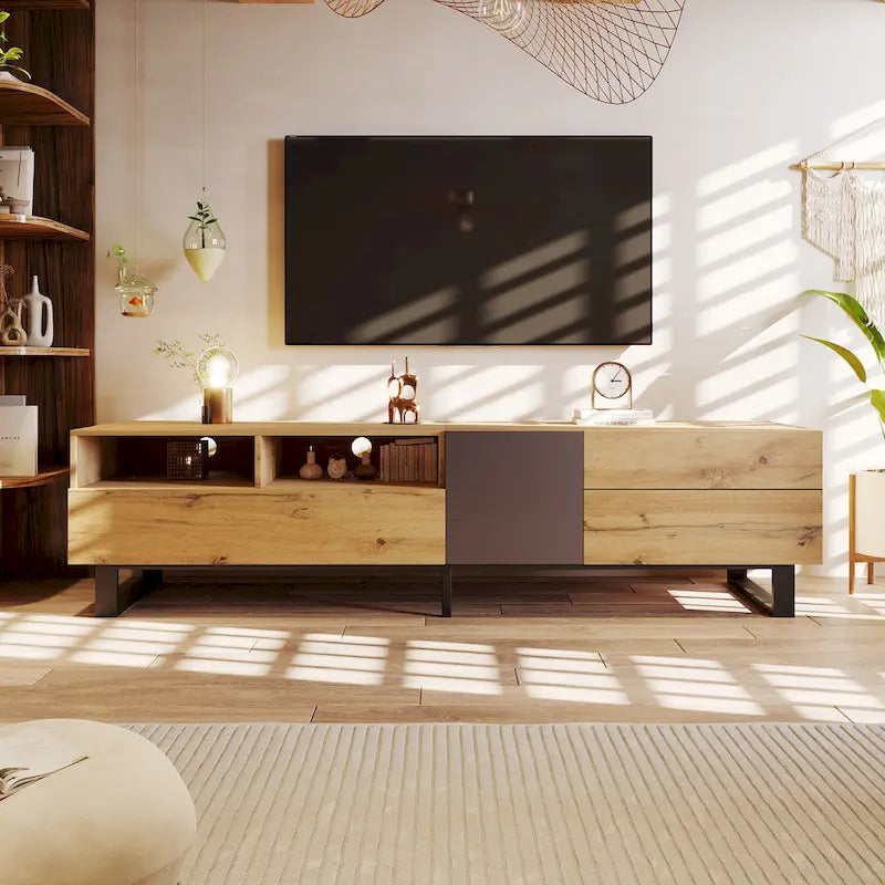 Mueble de TV de 70" de madera y gris con doble almacenamiento y puerta desplegable para televisores de hasta 80"