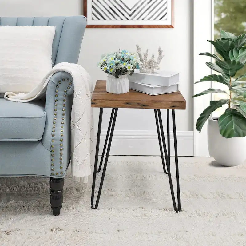 Mesa auxiliar de madera con patas de hierro