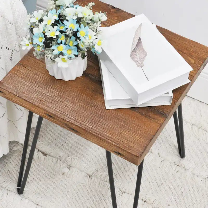 Mesa auxiliar de madera con patas de hierro