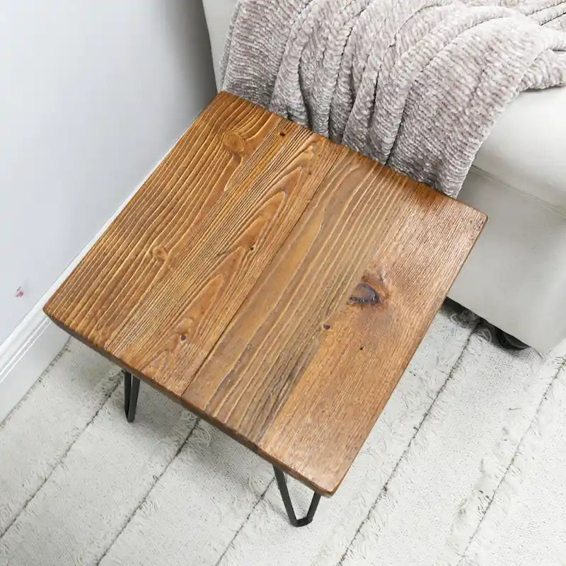 Mesa auxiliar de madera con patas de hierro