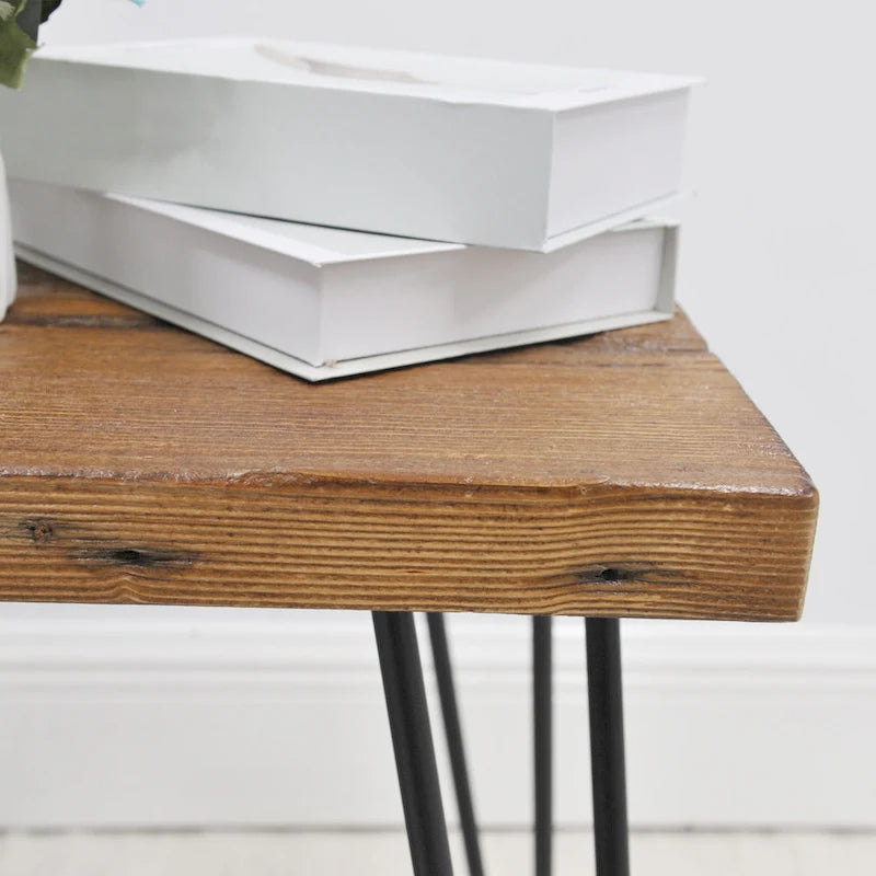 Mesa auxiliar de madera con patas de hierro