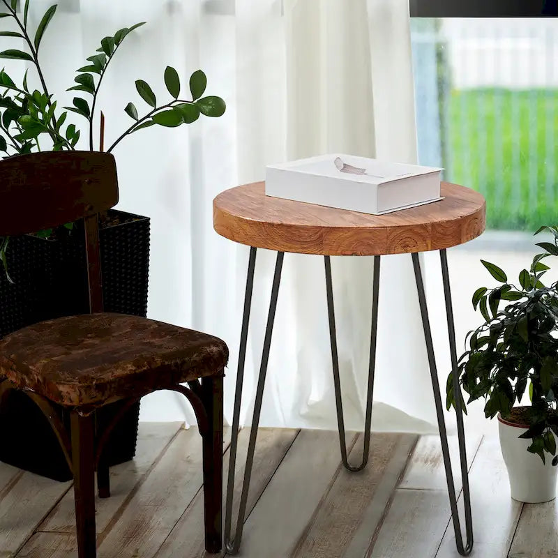 Mesa auxiliar de madera con patas de hierro