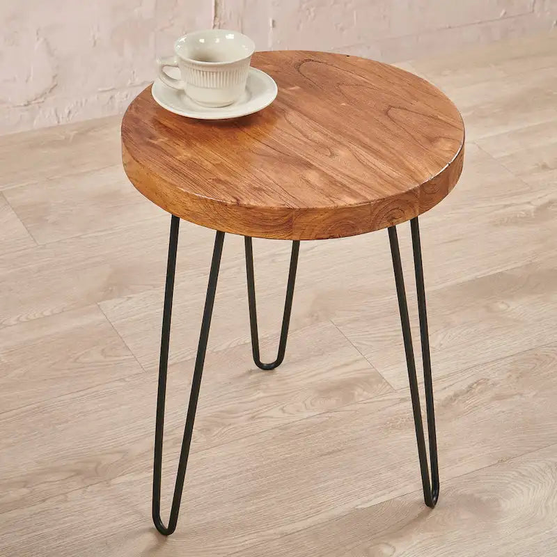 Mesa auxiliar de madera con patas de hierro