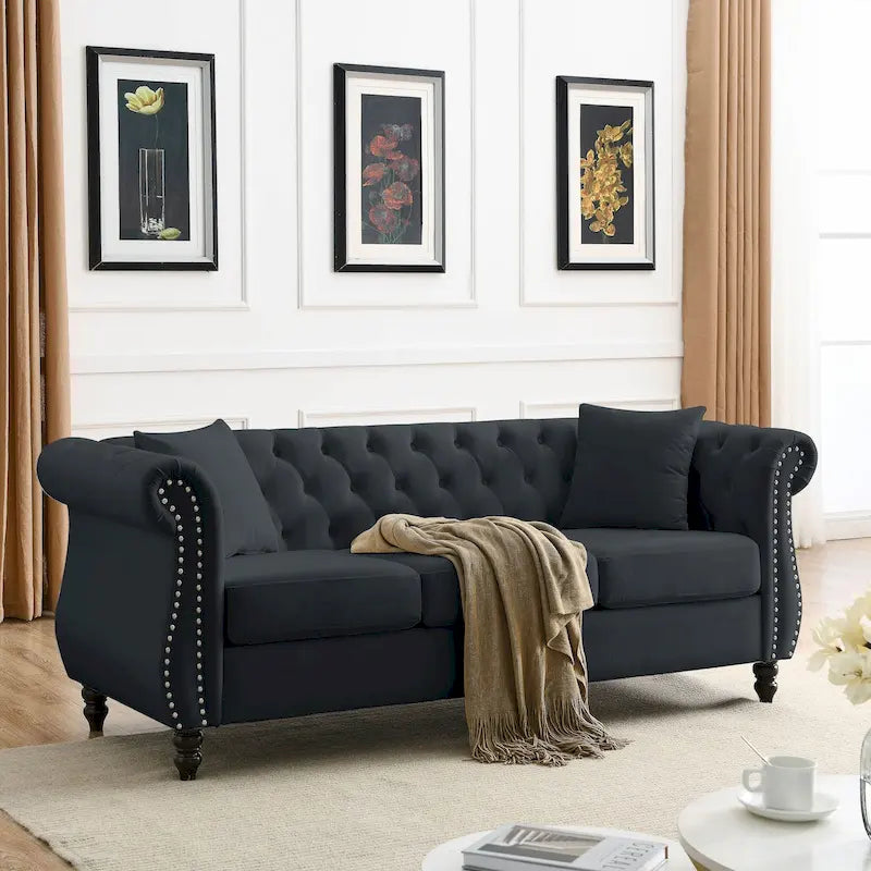 Sofá Chesterfield tapizado con mechones, brazos enrollados y tachuelas decorativas, de 3 plazas