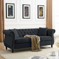Sofá Chesterfield tapizado con mechones, brazos enrollados y tachuelas decorativas, de 3 plazas
