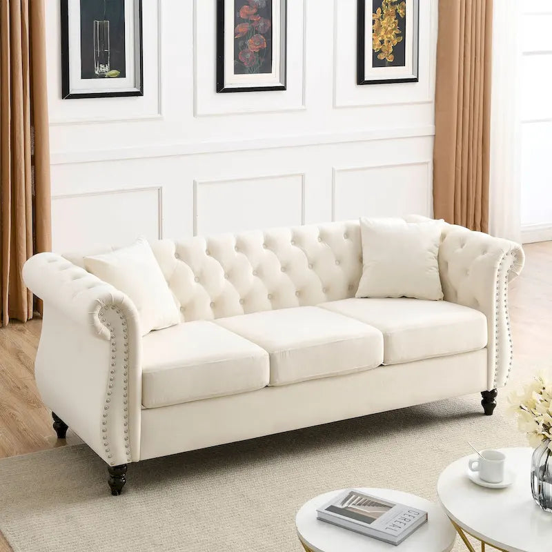 Sofá Chesterfield tapizado con mechones, brazos enrollados y tachuelas decorativas, de 3 plazas