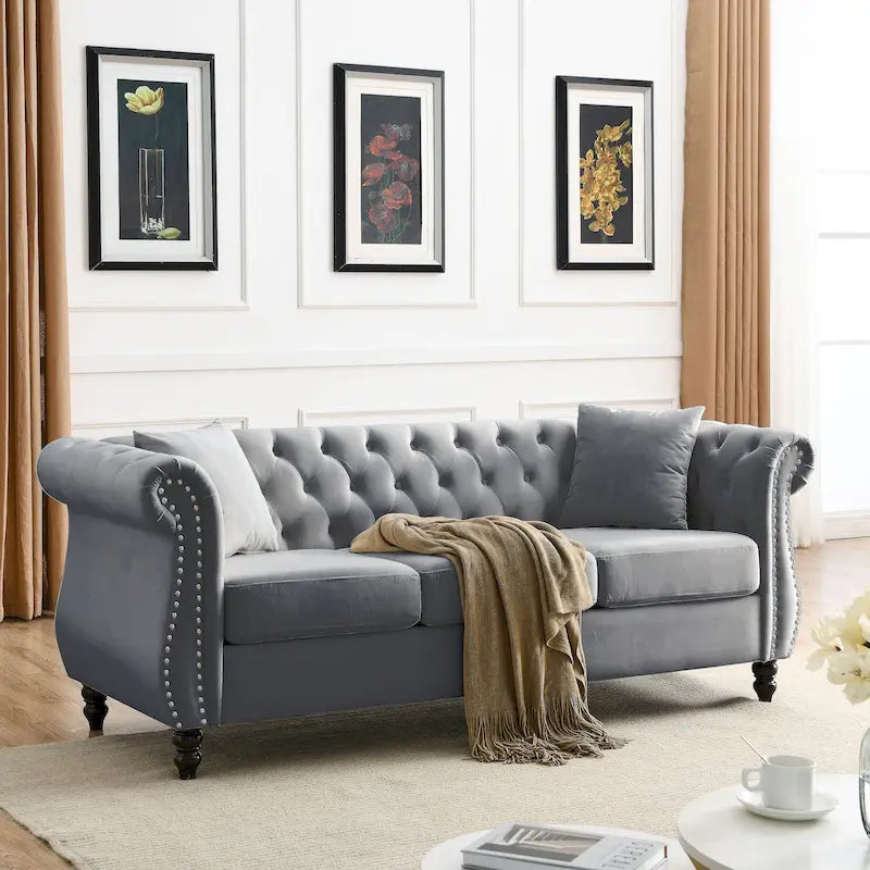 Sofá Chesterfield tapizado con mechones, brazos enrollados y tachuelas decorativas, de 3 plazas