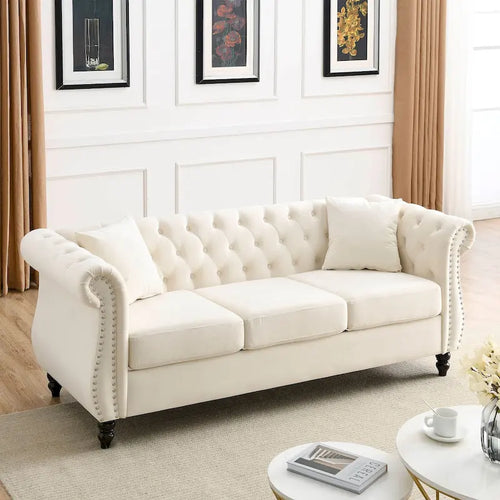 Sofá Chesterfield tapizado con mechones, brazos enrollados y tachuelas decorativas, de 3 plazas