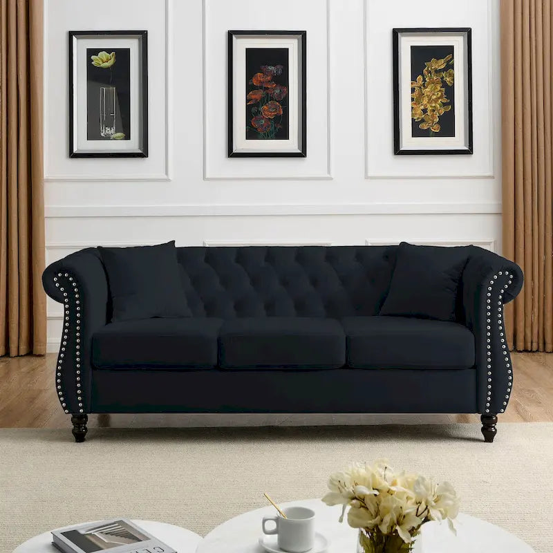 Sofá Chesterfield tapizado con mechones, brazos enrollados y tachuelas decorativas, de 3 plazas
