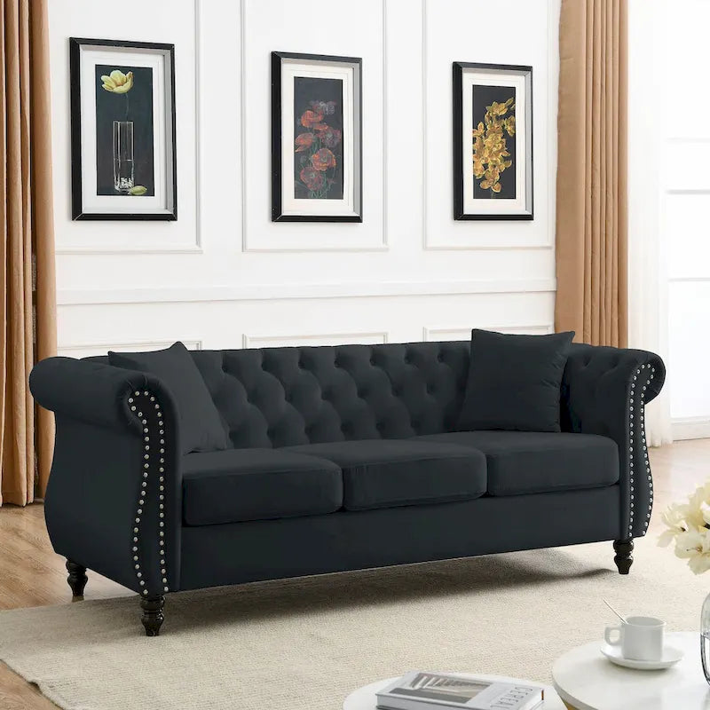 Sofá Chesterfield tapizado con mechones, brazos enrollados y tachuelas decorativas, de 3 plazas