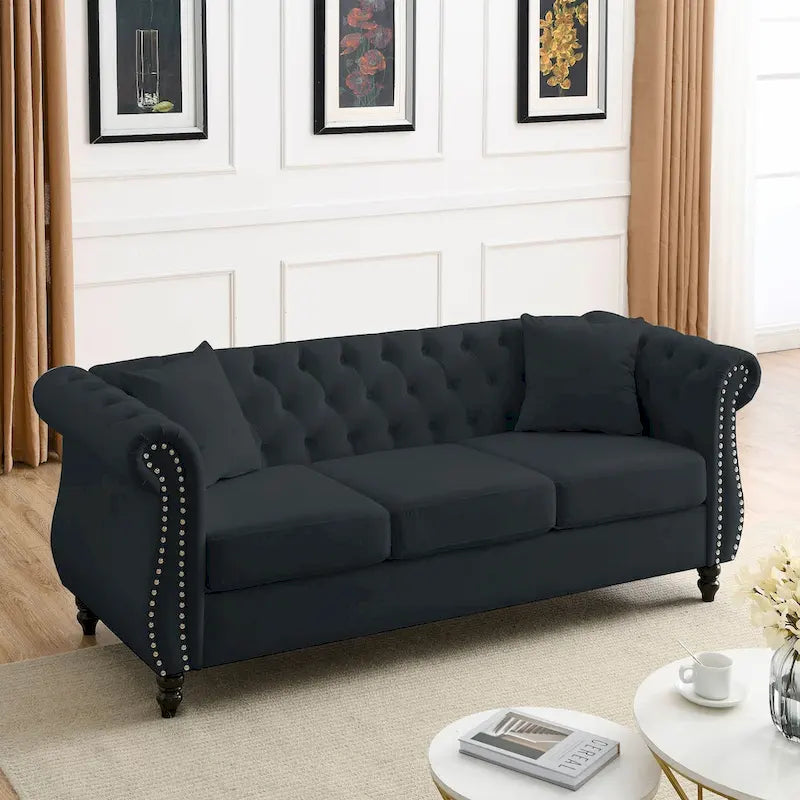 Sofá Chesterfield tapizado con mechones, brazos enrollados y tachuelas decorativas, de 3 plazas