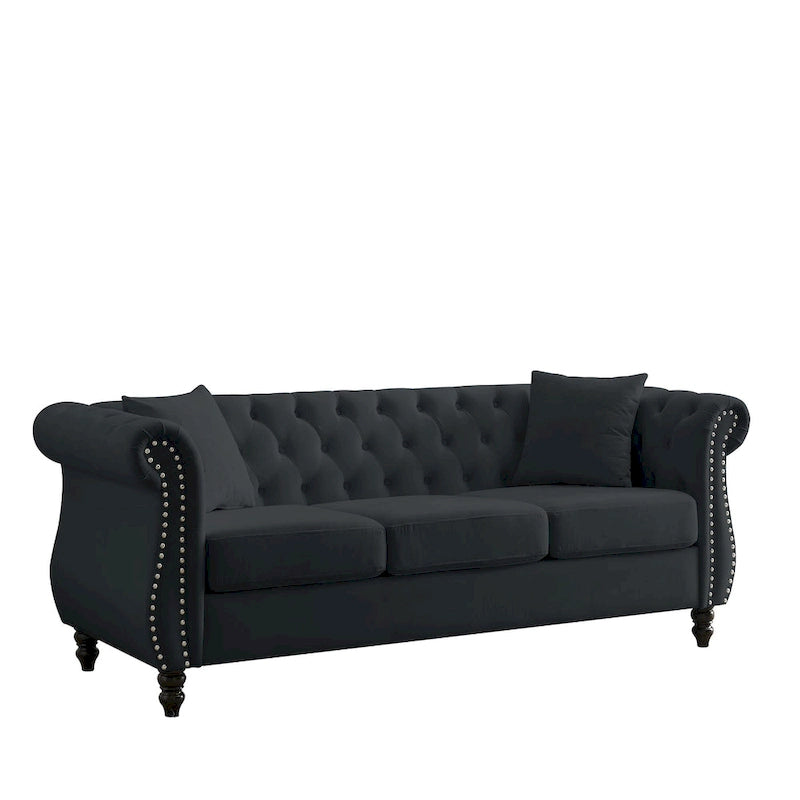Sofá Chesterfield tapizado con mechones, brazos enrollados y tachuelas decorativas, de 3 plazas