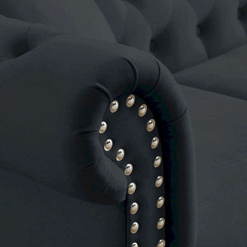 Sofá Chesterfield tapizado con mechones, brazos enrollados y tachuelas decorativas, de 3 plazas