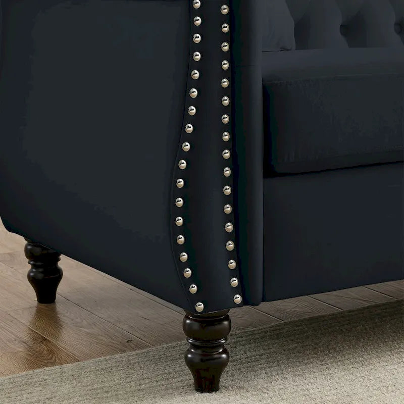 Sofá Chesterfield tapizado con mechones, brazos enrollados y tachuelas decorativas, de 3 plazas