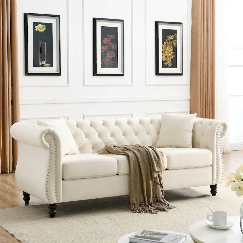 Sofá Chesterfield tapizado con mechones, brazos enrollados y tachuelas decorativas, de 3 plazas