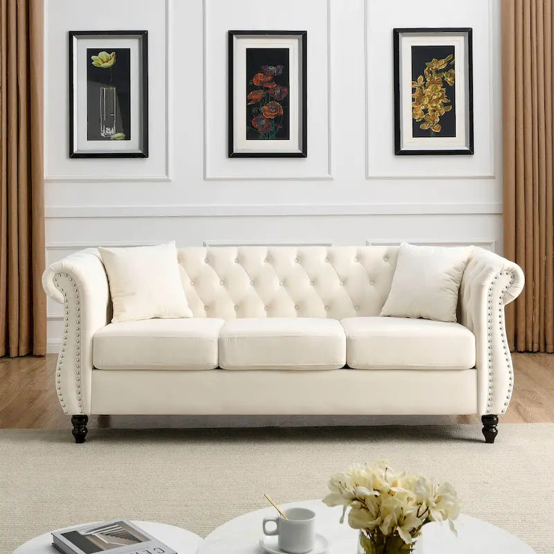 Sofá Chesterfield tapizado con mechones, brazos enrollados y tachuelas decorativas, de 3 plazas