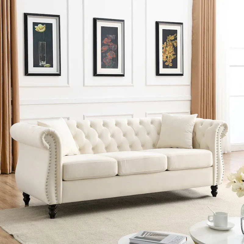 Sofá Chesterfield tapizado con mechones, brazos enrollados y tachuelas decorativas, de 3 plazas