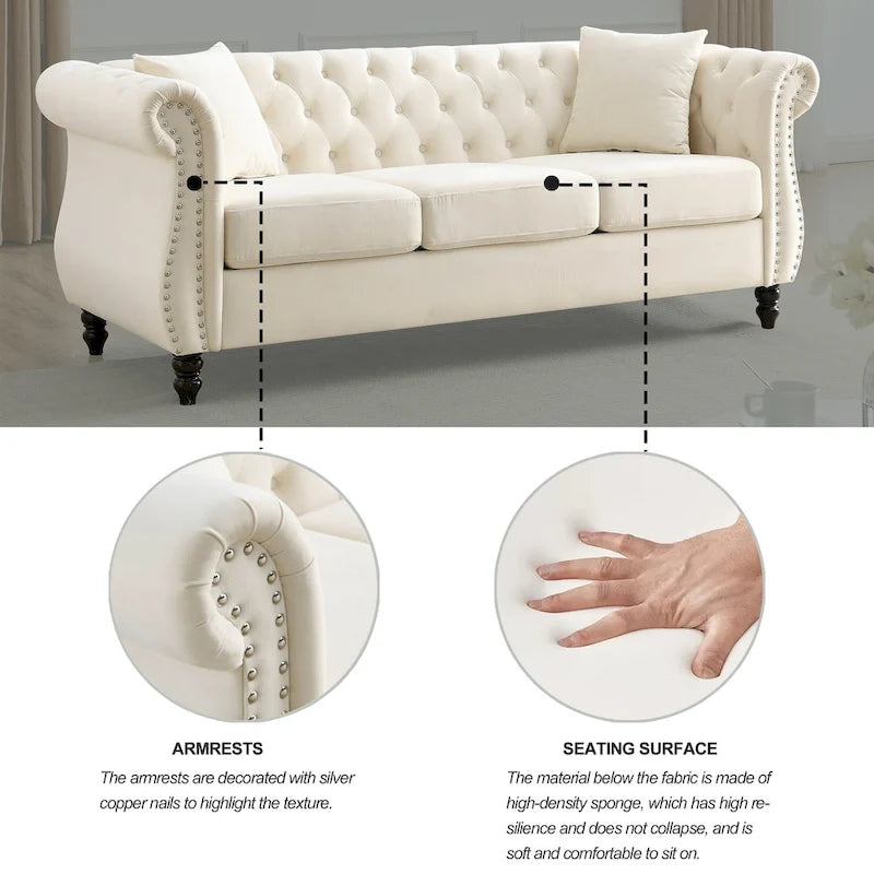 Sofá Chesterfield tapizado con mechones, brazos enrollados y tachuelas decorativas, de 3 plazas