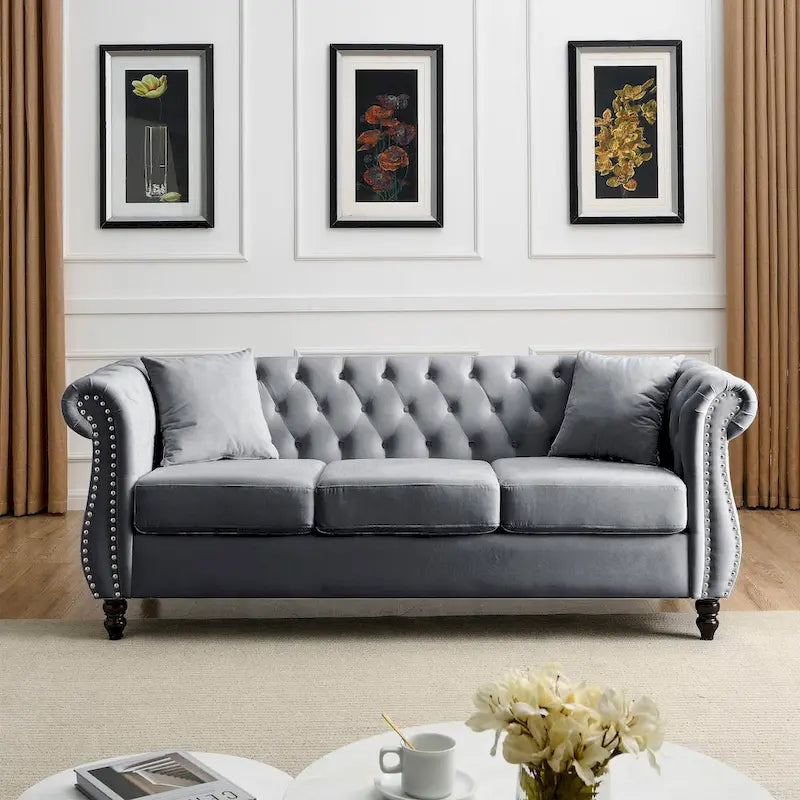 Sofá Chesterfield tapizado con mechones, brazos enrollados y tachuelas decorativas, de 3 plazas