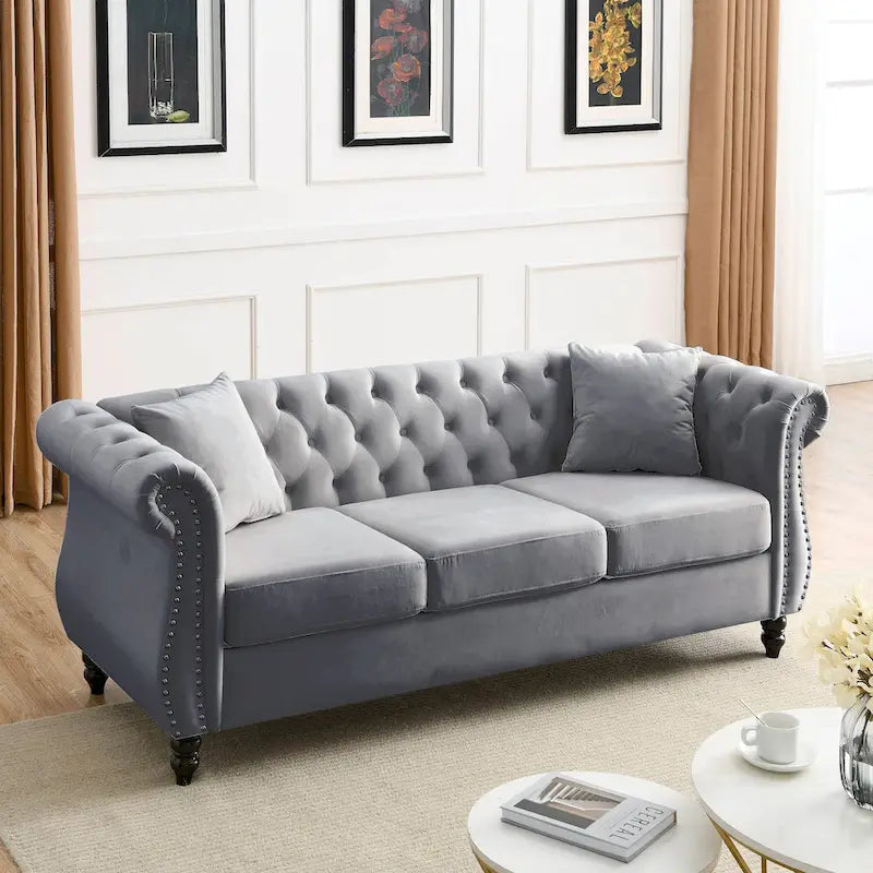 Sofá Chesterfield tapizado con mechones, brazos enrollados y tachuelas decorativas, de 3 plazas