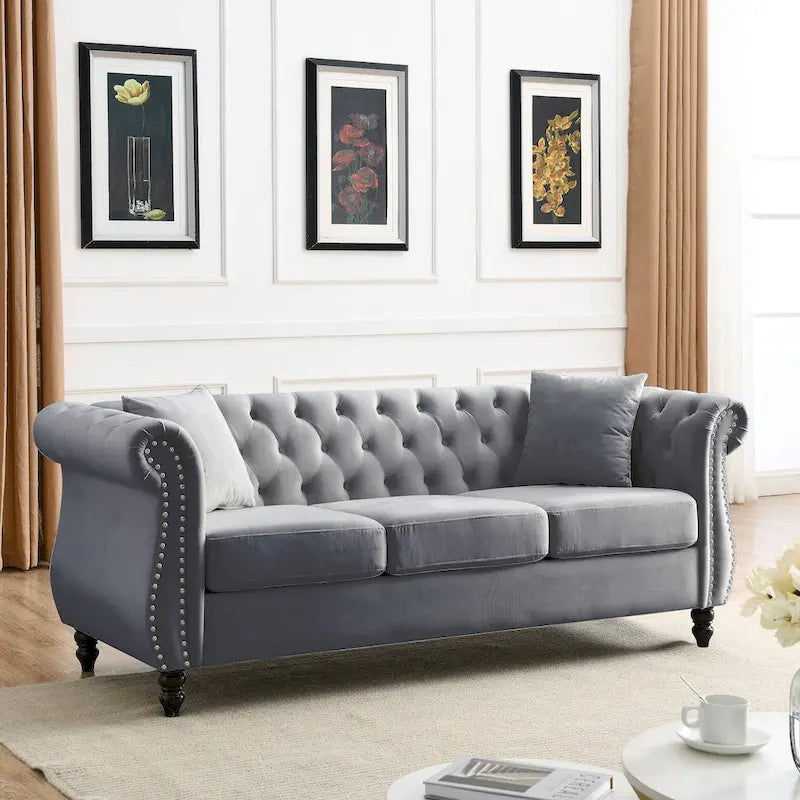 Sofá Chesterfield tapizado con mechones, brazos enrollados y tachuelas decorativas, de 3 plazas