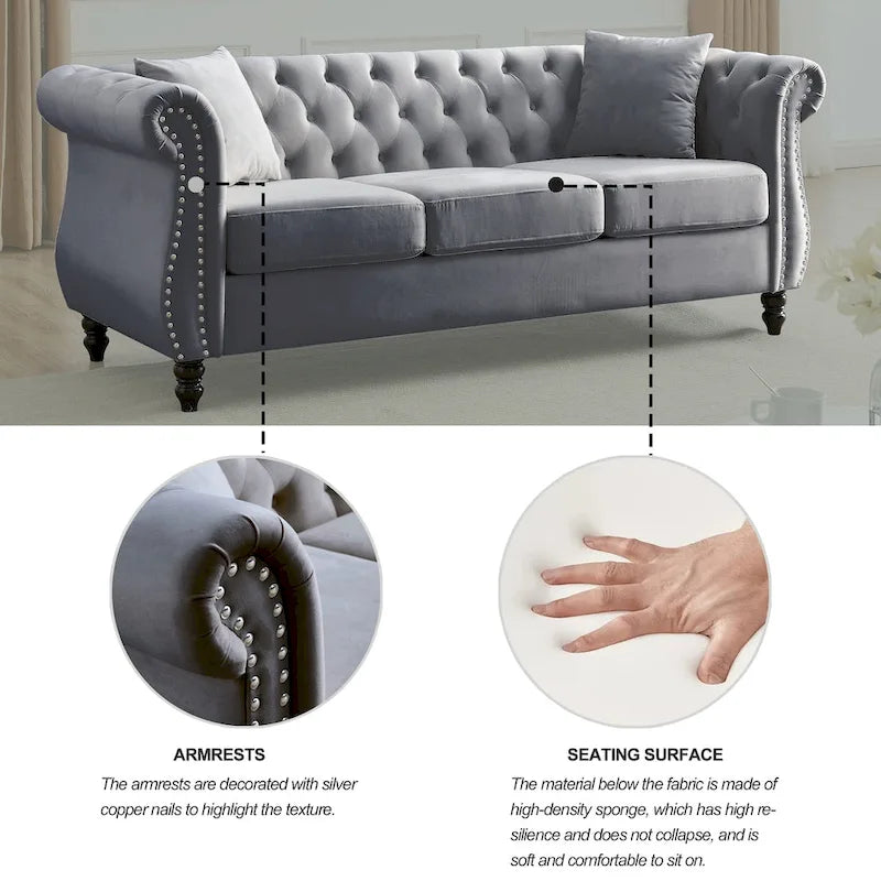 Sofá Chesterfield tapizado con mechones, brazos enrollados y tachuelas decorativas, de 3 plazas
